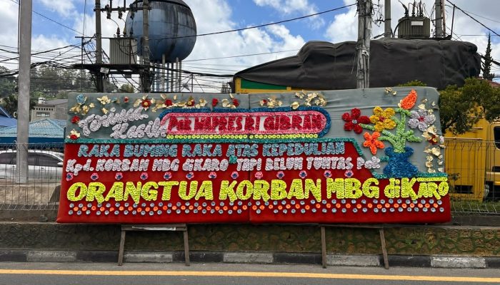 Orang Tua Siswa Keracunan MBG di Karo Kirim Pesan ke Wapres RI Lewat Papan Bunga