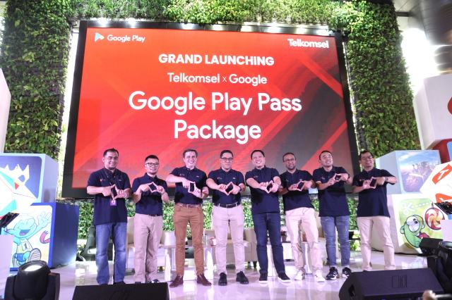Jajaran Manajemen Telkomsel dan Google Indonesia saat peluncuran Program Bundling Play Pass Data Package di Jakarta, Kamis (12/10/2023).
