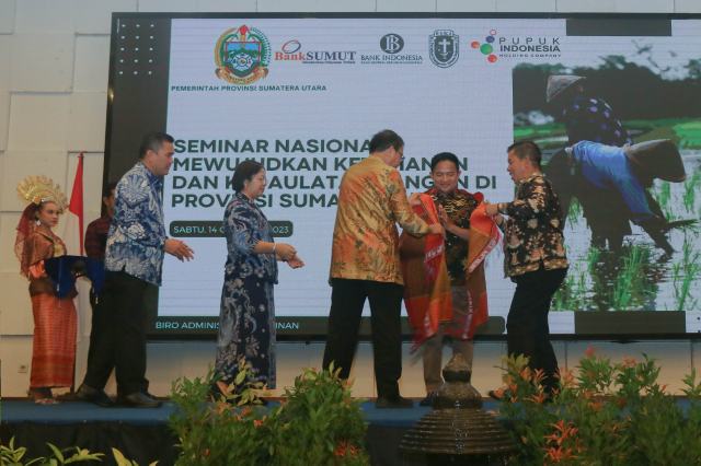 Penjabat (Pj) Gubernur Sumatera Utara (Sumut) Hassanudin menjadi narasumber pada Seminar Nasional Ketahanan Pangan dalam rangka Dies Natalis ke - 60 Persatuan Intelegensia Kristen Indonesia (PIKI) Sumatera Utara di Ballroom Bank Sumut Lt. 10 Jalan Imam Bonjol Nomor 18 Medan, Sabtu (14/10/2023). Foto/Diskominfo Sumut