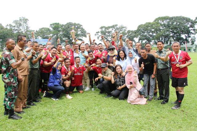 Pemko Medan berhasil juara dalam pertandingan persahabatan sepak bola antar kota Komisariat Wilayah (Komwil) I Asosiasi Pemerintah Kota Seluruh Indonesia (APEKSI), setelah membantai Pemko Lhokseumawe 6-1, Selasa (17/10/2023).