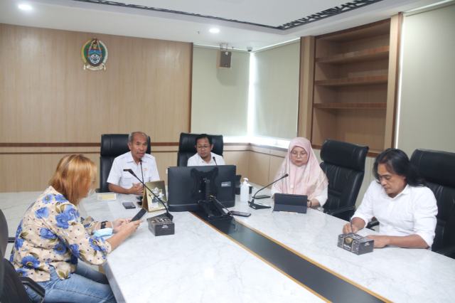 Inspektur Daerah Provinsi Sumut Lasro Marbun melaksanakan konferensi pers tentang Roadshow Bus Komisi Pemberantasan Korupsi (KPK) 2023 di Sumut, di Ruang Rapat Kantor Gubernur Jalan Diponegoro Nomor 30 Medan, Rabu (18/10/2023).