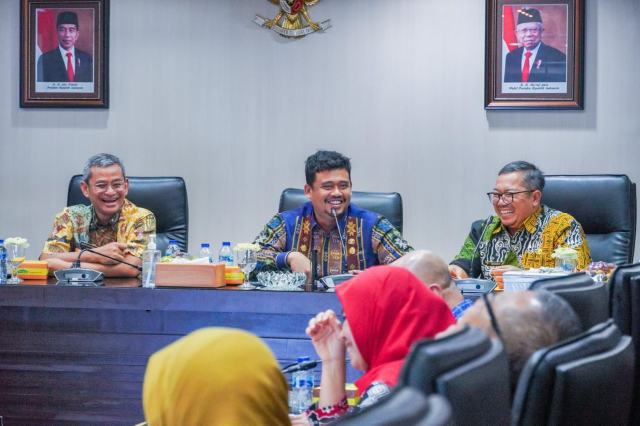 Bobby Nasution saat memimpin Rapat Lanjutan Persiapan Uji Coba Marketplace Kedai Elektronik Medan (Kedan) di Balai Kota Medan, Kamis (19/10/2023) sore.