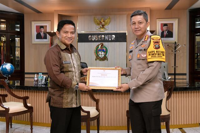 Pj. Gubernur Sumut Hassanudin memberikan Penghargaan kepada Kapolrestabes Medan Kombes Pol. Valentino Alfa Tatareda dan Kasat Reskrim Polretabes Medan Kompol Teuku Fathir Mustafa atas keberhasilan mengungkap 2 kasus ekslploitasi anak dan 5 kasus perdagangan manusia di Ruang Kerja Gubernur Sumut, Jumat (20/10/2023). Foto/Diskominfo Sumut
