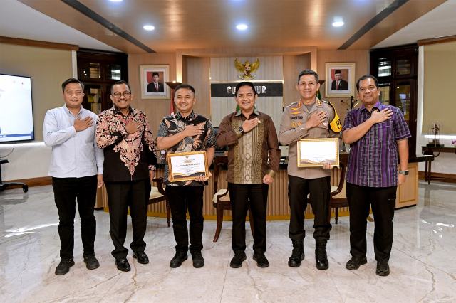 Pj. Gubernur Sumut Hassanudin memberikan Penghargaan kepada Kapolrestabes Medan Kombes Pol. Valentino Alfa Tatareda dan Kasat Reskrim Polretabes Medan Kompol Teuku Fathir Mustafa atas keberhasilan mengungkap 2 kasus ekslploitasi anak dan 5 kasus perdagangan manusia di Ruang Kerja Gubernur Sumut, Jumat (20/10/2023). Foto/Diskominfo Sumut