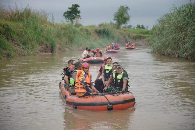 Wali Kota Medan Bobby Nasution bersama Pangdam I/BB Mayjen TNI Mochammad Hasan Hasibuan melakukan susur sungai Deli dengan menggunakan perahu karet, Jumat (20/10/2023).