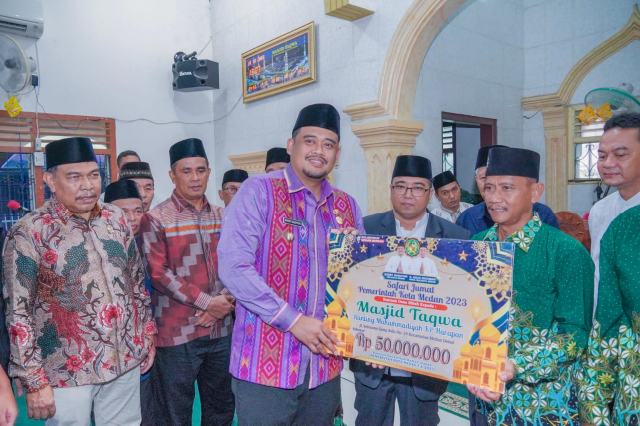 Bobby Nasution melaksanakan Safari Jumat di Masjid Taqwa Ranting Muhammadiyah Kampung Harapan Jalan Seksama Medan, Jumat (20/10/2023).