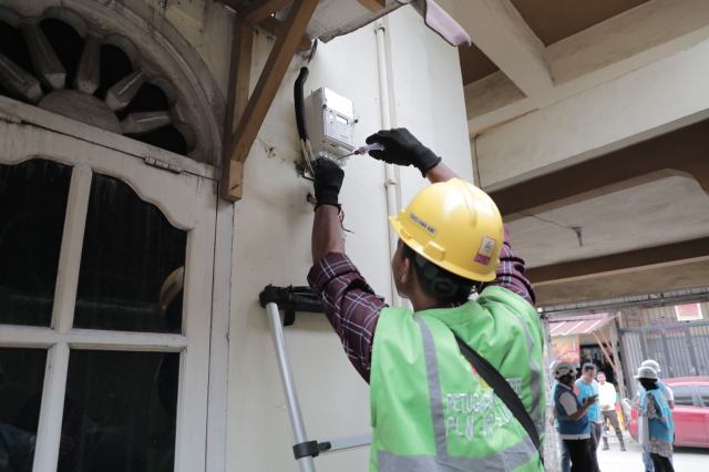 Petugas PLN sedang melakukan penggantian smart meter konvensional menjadi smart meter AMI, Minggu (22/10/2023).