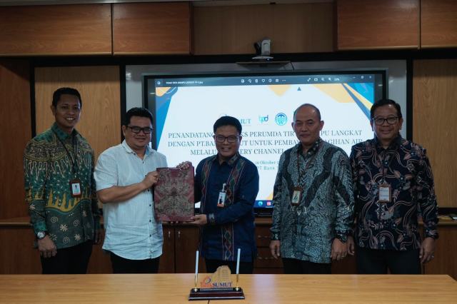 Dirut PT Bank Sumut Babay Parid Wazdi dan Dirut PDAM Tirta Wampu Herman Sukendar Harahap usai melakukan penandatanganan kerja sama.