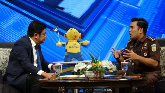 Kepala Kejaksaan Tinggi Sumatera Utara Idianto, SH,MH yang diwakili Kasi Penkum Kejati Sumut Yos Arnold Tarigan, SH MH dan dipandu pembawa acara dari TVRI Sumut Keryawan Sembiring pada program Jaksa Menyapa, Selasa (24/10/2023).