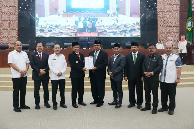 Pj Gubernur Sumut Hassanudin menghadiri Rapat Paripurna dengan agenda menyampaikan penjelasan terhadap Rancangan Peraturan Daerah (Ranperda) tentang Pajak dan Retribusi Daerah di Ruang Rapat Paripurna Kantor DPRD Sumut Jalan Imam Bonjol Nomor 5 Medan, Rabu (25/10/2023). Foto/Diskominfo Sumut