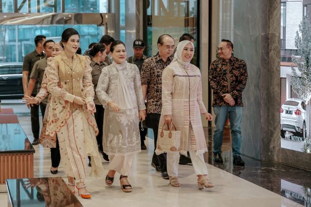 Kahiyang Ayu Perkenalkan Wastra Kota Medan di JFW 2023
