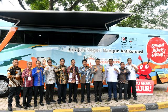 Pj Gubsu Hassanudin bersama Wakil Ketua KPK Nurul Ghufron, Kapolda Sumut Irjen Pol Agung Setya Imam Effendi, Ketua DPRD Sumut Baskami Ginting, Sekdaprov Sumut Arief S Trinugroho, serta Ketua BPK Perwakilan Sumut Eydu Oktain Panjaitan membuka resmi Road Show Bus KPK di Kompleks Tapian Daya, Jalan Gator Subroto, Medan, Kamis (26/10/2023). Foto/Diskominfo Sumut