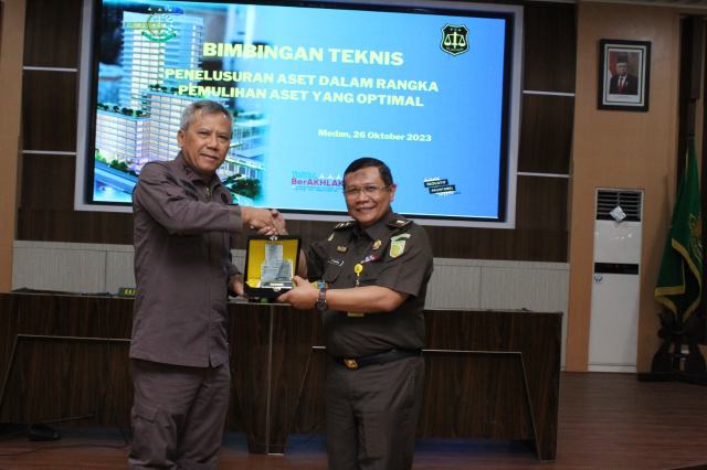 Kepala Pusat Pemulihan Aset Kejagung RI Syaifudin Tagamal,SH,MH menyerahkan piagam penghargaan Satker tertinggi dalam PNBP kepada Kepala Kejaksaan Tinggi Sumatera Utara (Kajati Sumut) Idianto,SH,MH.
