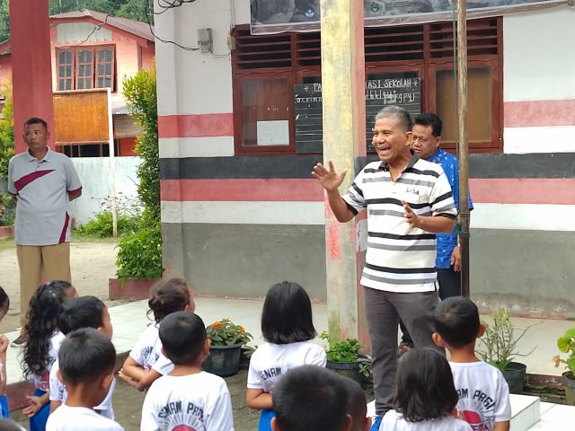 Kepala Ombudsman RI Perwakilan Provinsi Sumut, Abyadi Siregar memotivasi pelajar SDN 173249 Sibulan-bulan, Kecamatan Purbatua, Tapanuli Utara (Taput).