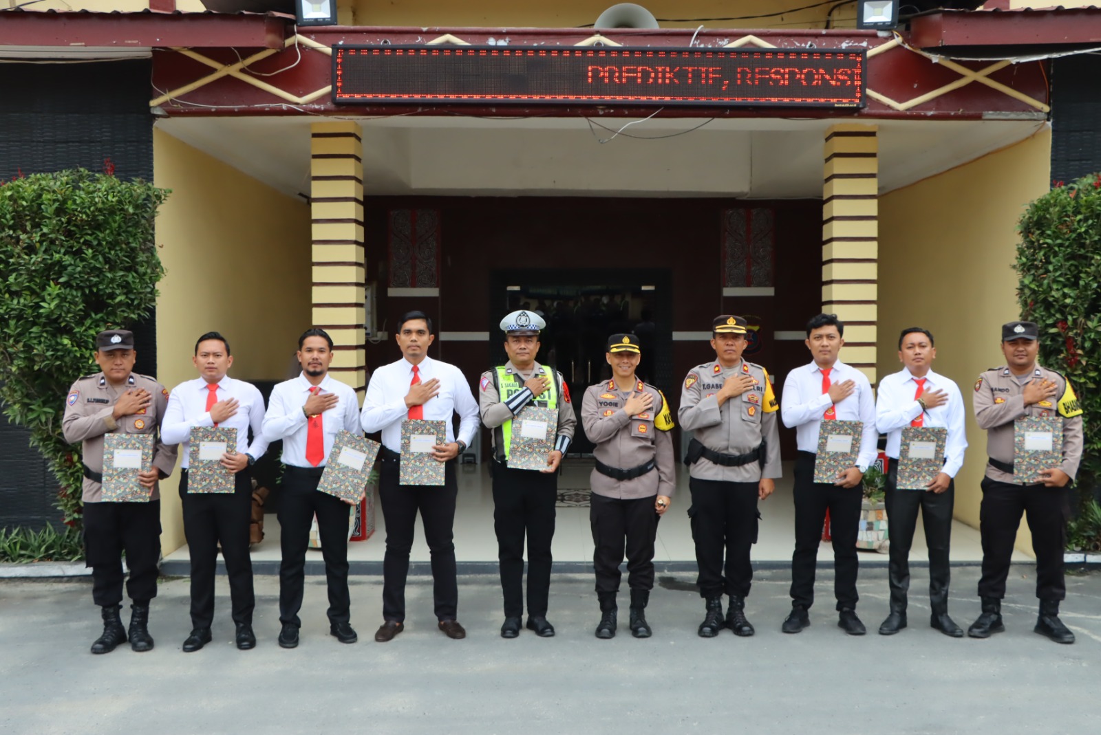 Kapolres Samosir Berikan Reward kepada Personil Berprestasi