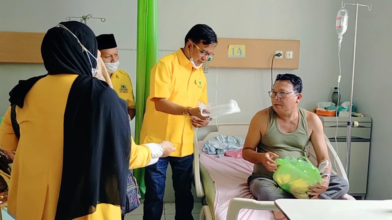 HUT Ke 59, DPD Partai Golkar Sibolga Besuk Pasien di RS