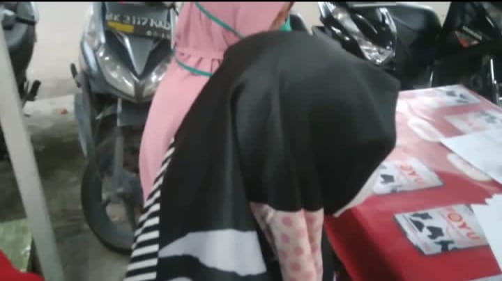 Orang tua korban menjelaskan kasus pemerkosaan anaknya kepada wartawan di Warkop Jurnalis Medan, Kamis (26/10/2023) sore.