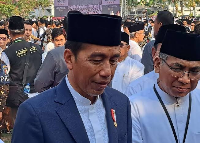 Presiden Jokowi usai menghadiri Apel Hari Santri Nasional 2023 di Tugu Pahlawan, Surabaya, Minggu (22/10/2023) Foto/ngopibareng