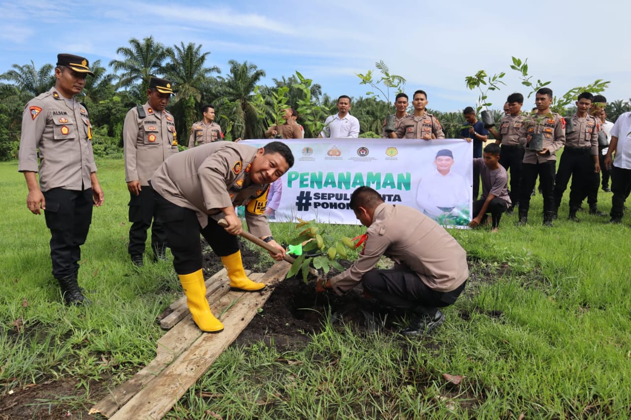 Polres Palas Melaksanakan Bakti Sosial Penanaman 10 Juta Pohon Serentak Bersama Polri