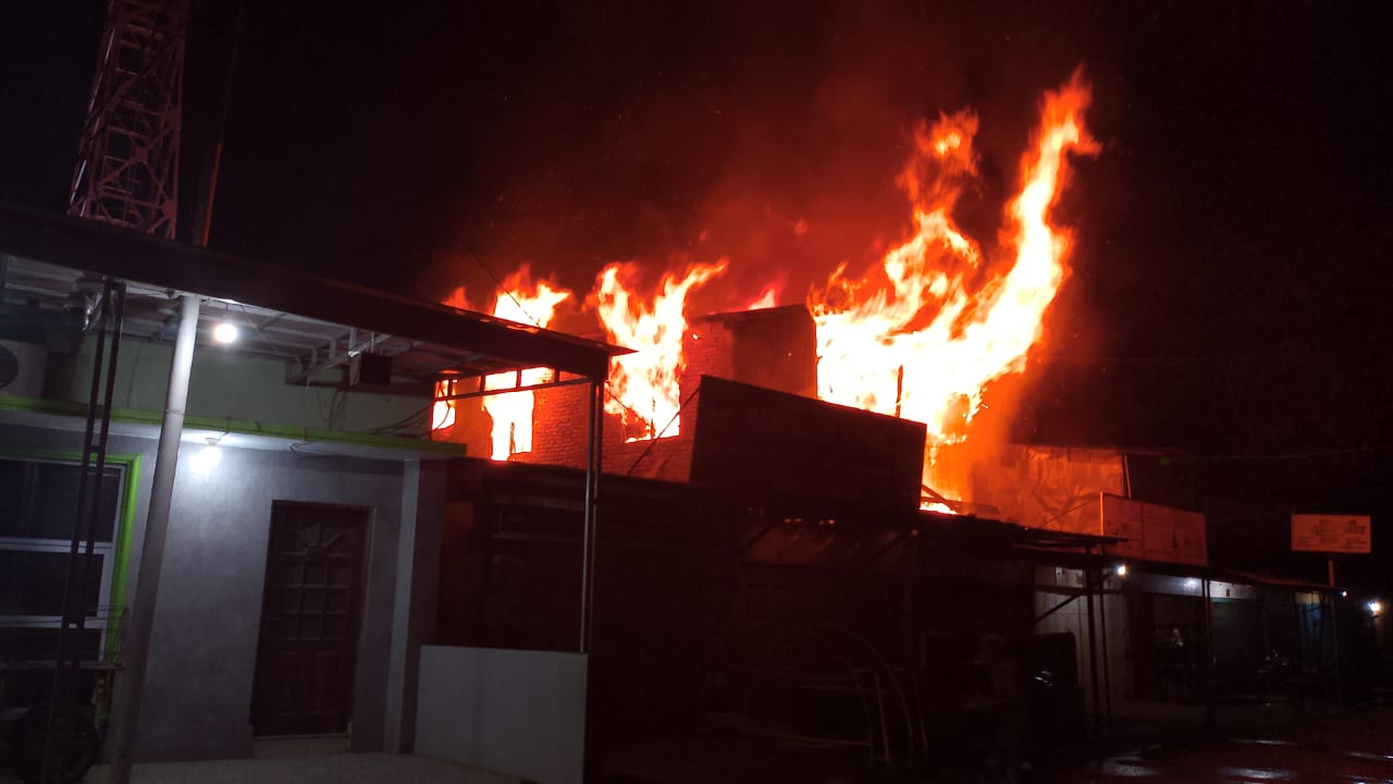 Empat Kios di Jalan Mahkamah Ludes Terbakar