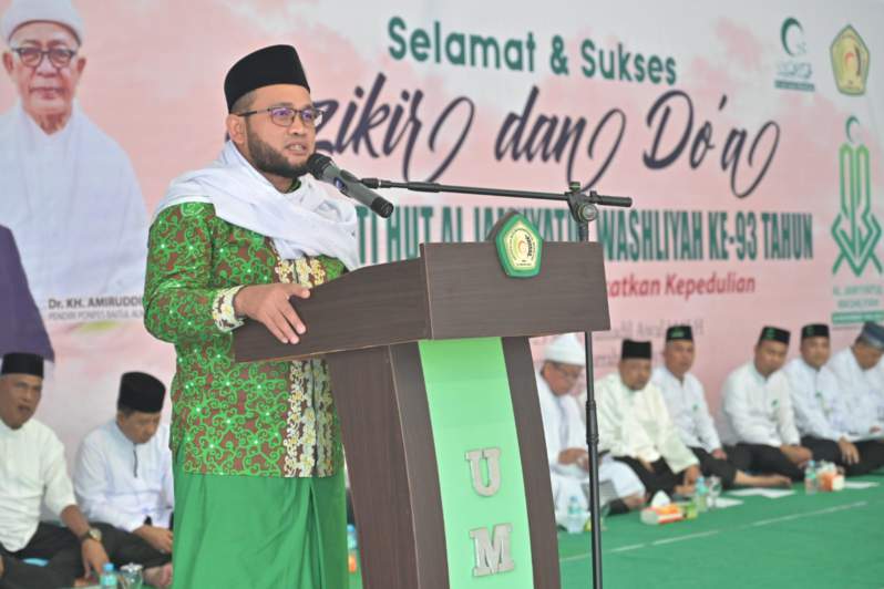Ketua PW Al-Washliyah Sumut Ust H Dedi Iskandar Batubara saat memberi sambutan di acara Zikir dan Doa memperingati HUT ke-93 Al-Jam'iyatul Washliyah di Kampus UMN, Jalan Garu II Medan, Kamis (30/11/2023).