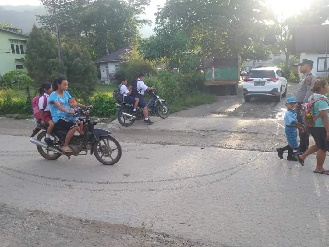 Polsek Mardinding Laksanakan Strong Point Pengaturan Lalu Lintas Pagi