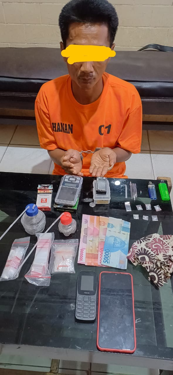 Seorang Terduga Pengedar Sekaligus Pengguna Narkoba Tak Berkutik Saat Ditangkap Polisi