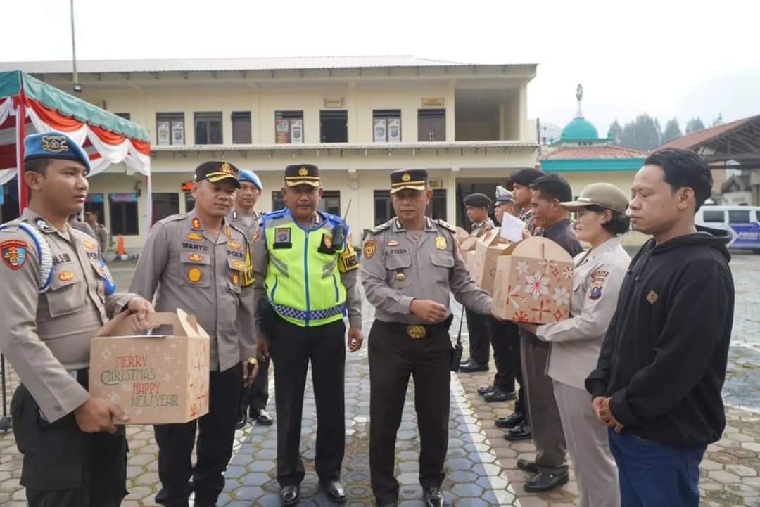 Kapolres Tanah Karo Berikan Paket Natal 2023 Kepada Personil, ASN dan PHL