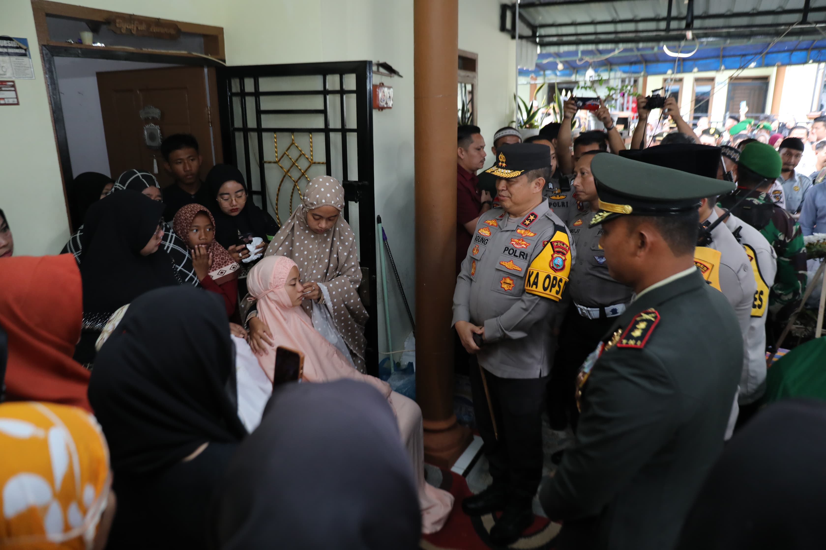 Kecelakaan Saat Pengamanan Nataru, Kapoldasu Melayat ke Rumah Duka Alm Serda Syaiful Anwar