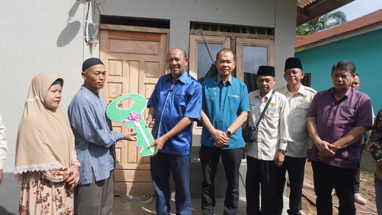 Syah Afandin Serahkan Kunci Bedah Rumah Baznas ke Warga Gebang