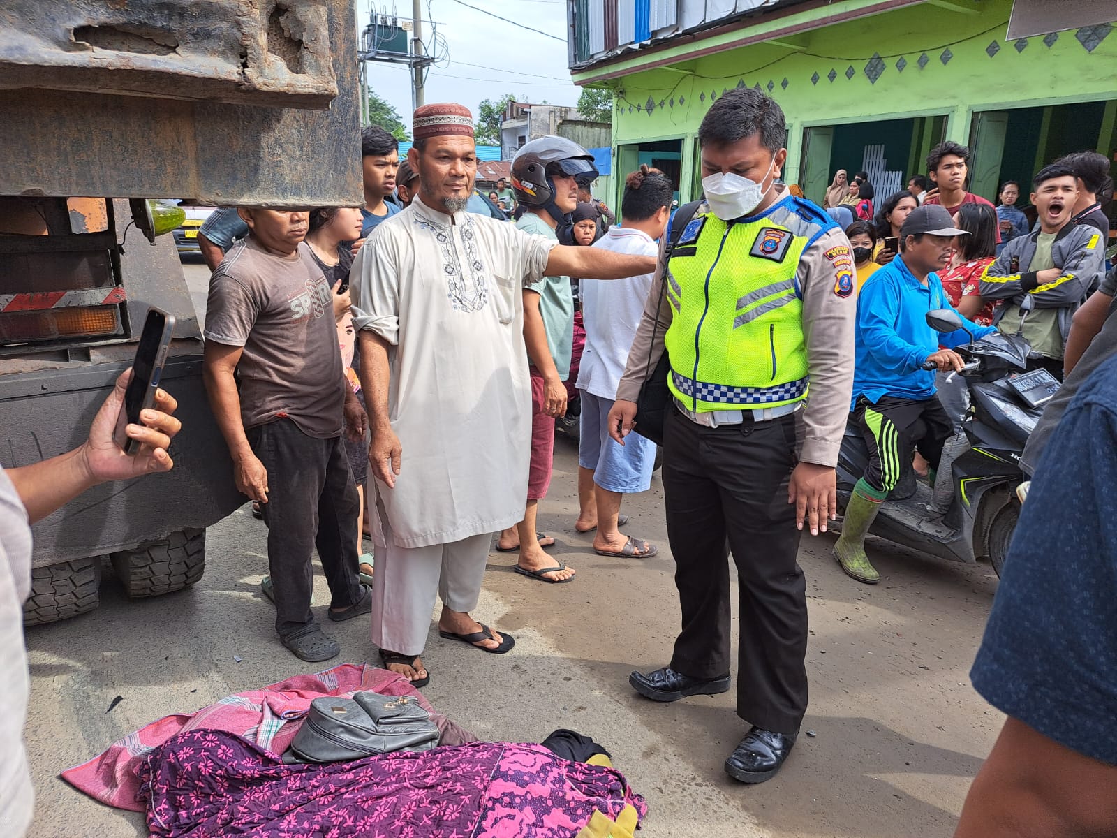 Wanita Pengendara Motor Tewas Dilindas Truk