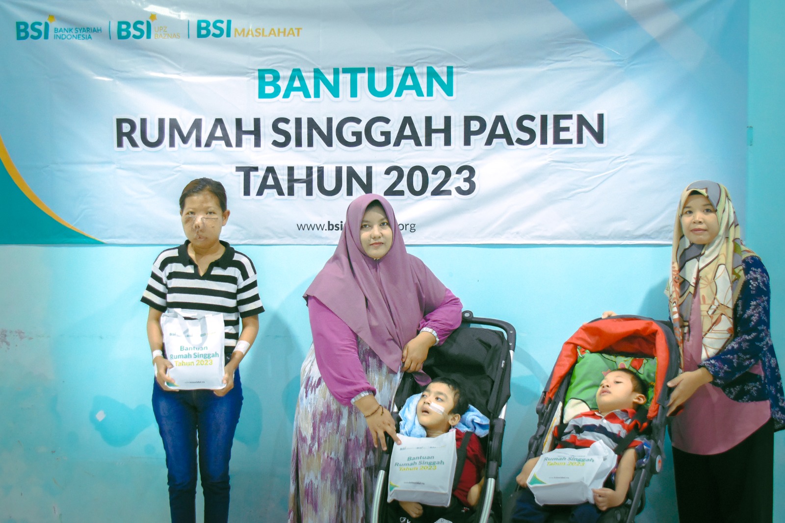 BSI Maslahat dan BSI Serahkan Bantuan Program Rumah Singgah Sedekah Rombongan Cabang Semarang