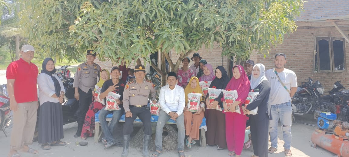 Personil Polsek Tanjung Beringin Bagikan Sembako Kepada Petani