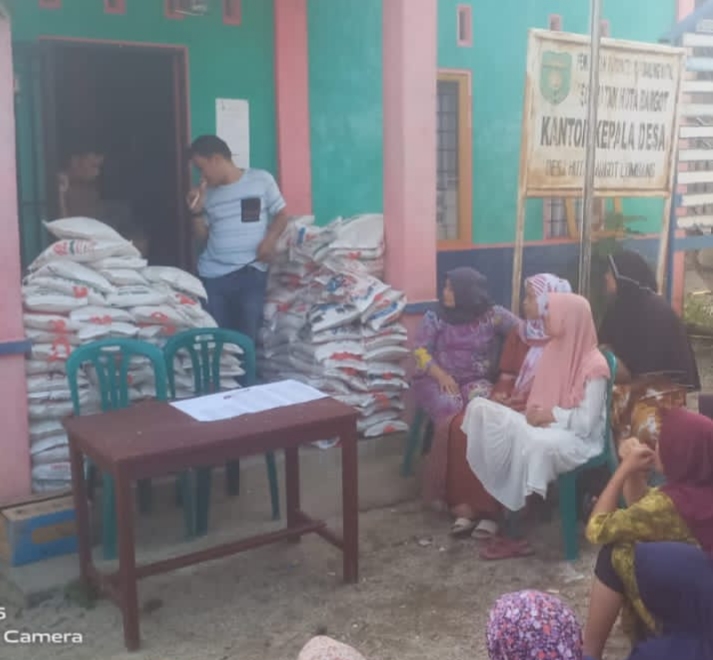 Kades Hutabargot Lombang Bagikan 280 Karung Beras Kepada Warga