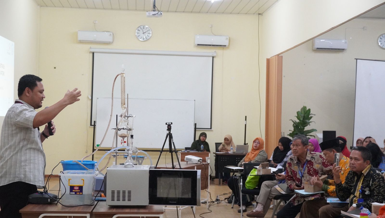 Workshop Guru Kimia, Mengubah Persepsi Ilmu Sulit Jadi Mudah dan Menyenagkan