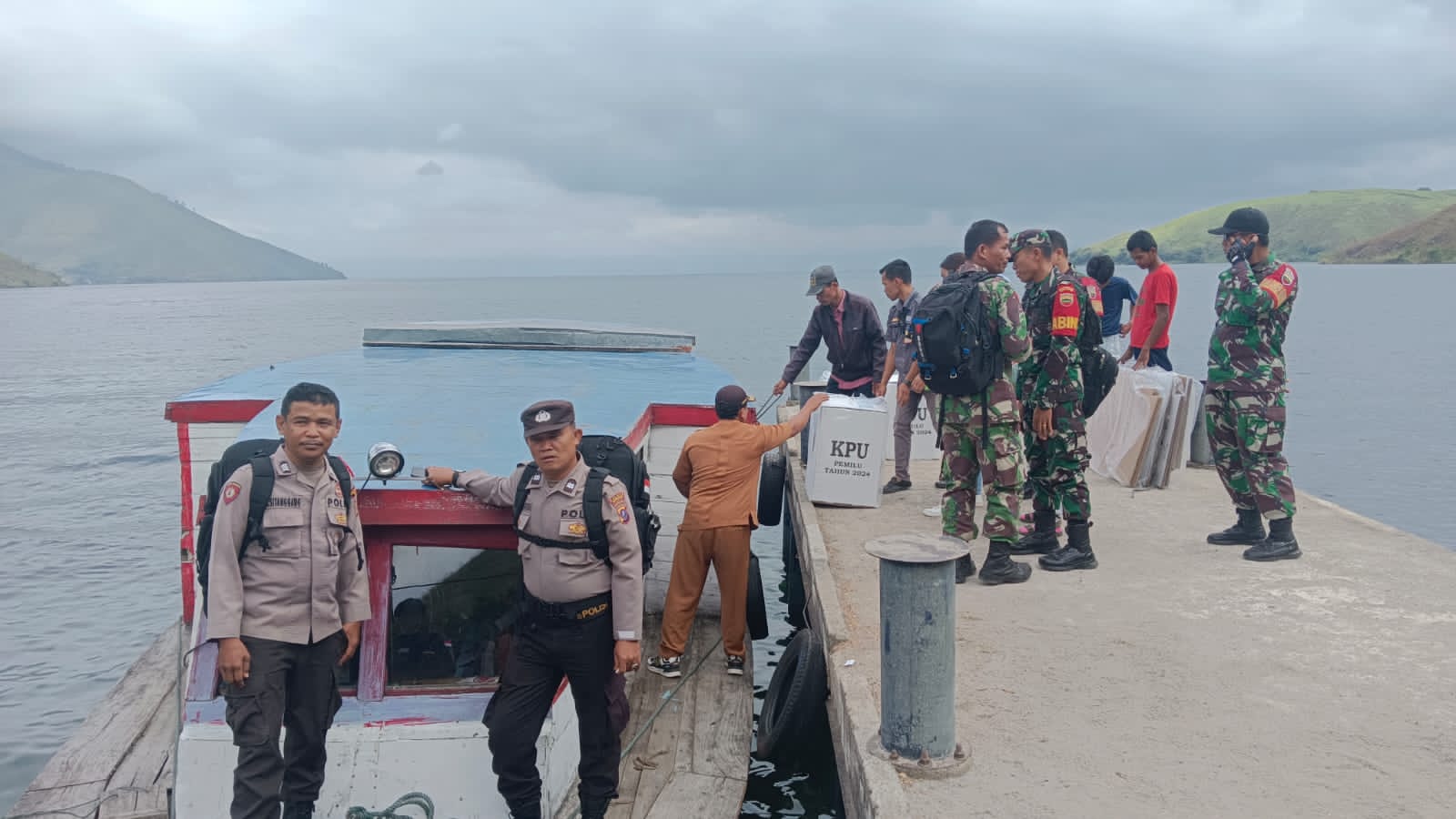 Polres Samosir Kawal Logistik Pemilu 2024 ke PPS, Lewat Danau dan Perbukitan