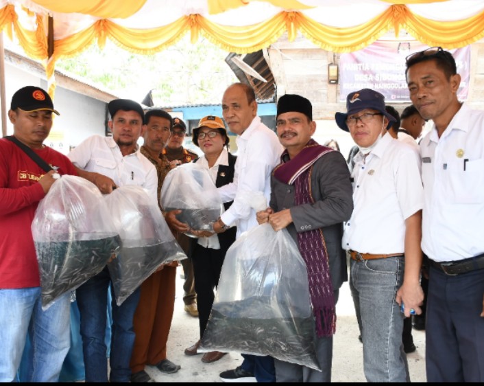 Wabup Samosir Berikan Pelayanan ke Warga Desa Sinaga Uruk Pandiangan