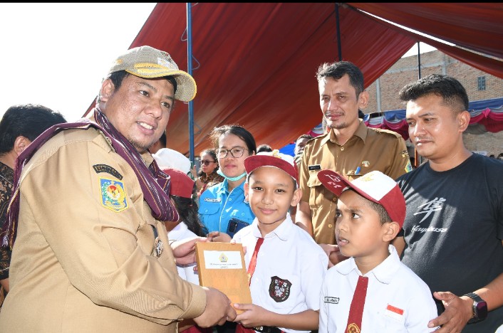Bupati Samosir Berikan Pelayanan Gratis Kepada Masyarakat Desa Huta Tinggi