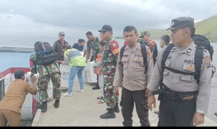 Polres Samosir Kawal Logistik Pemilu 2024 ke PPS Lewat Danau dan Perbukitan