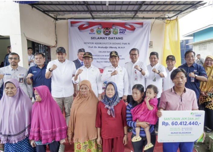 Pj Gubernur Sumut Dampingi Menteri PMK Serahkan Bantuan Pangan CPP di Belawan