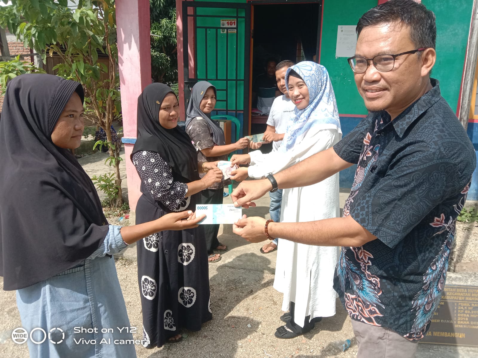 Pemdes Salurkan BLT Dana Desa Tahap I 2024, Kepada 53 Warga Hutabargot Lombang