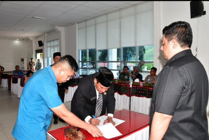 Bupati Samosir Lantik Marudut Tua Sitinjak Sebagai Sekretaris Daerah