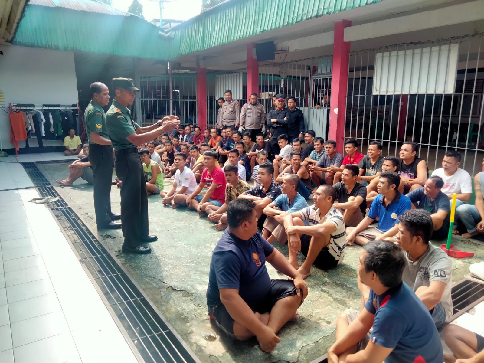 Danramil dan Anggota Koramil 03/Sungai Pagu Bantu Geledah Lapas Kelas II B Muara Labuh