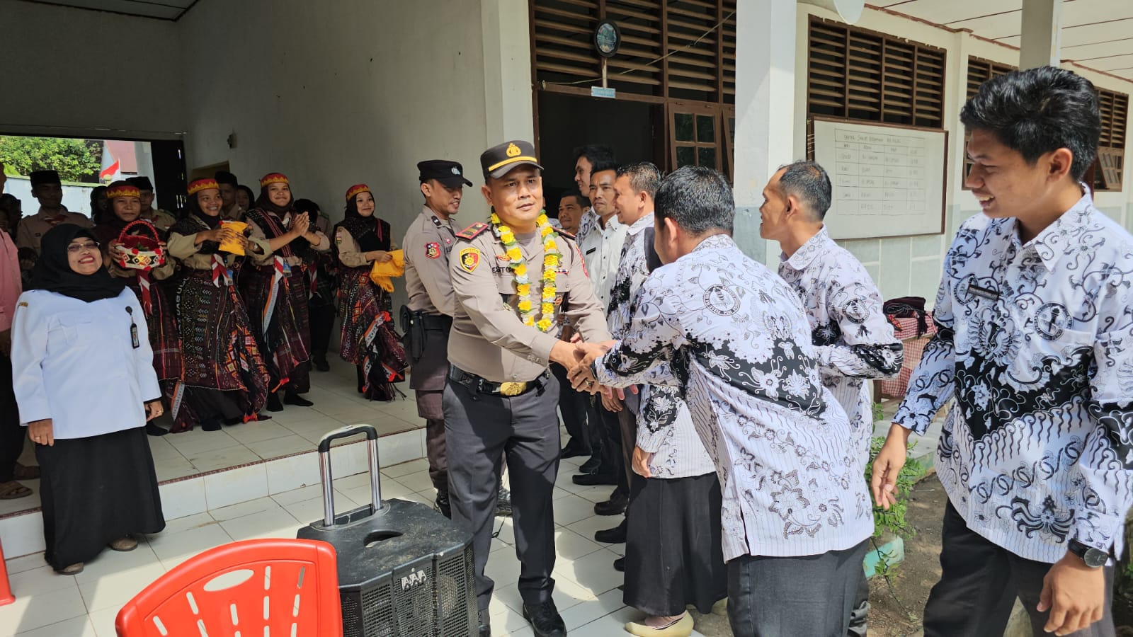 Police Go To School Di SMA Negeri 1 Sihapas Barumun, Kapolsek Barteng Pimpin Apel