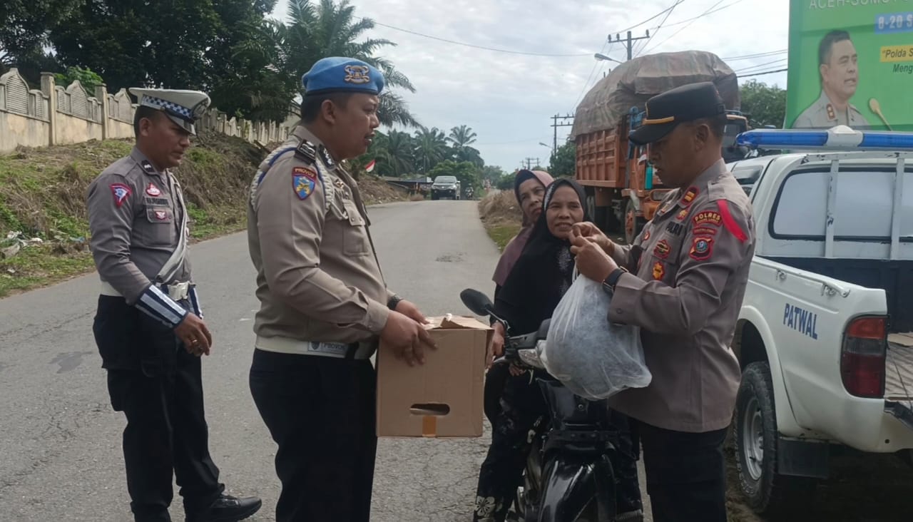 Tingkatkan Keselamatan Berlalu Lintas, Kapolsek Sosa Membagikan Helm Kepada Masyarakat