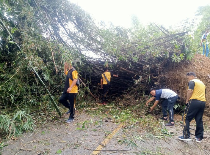 Polres Samosir Bersama Jajaran Polsek Cek Lokasi Longsor Menutupi Jalan Umum