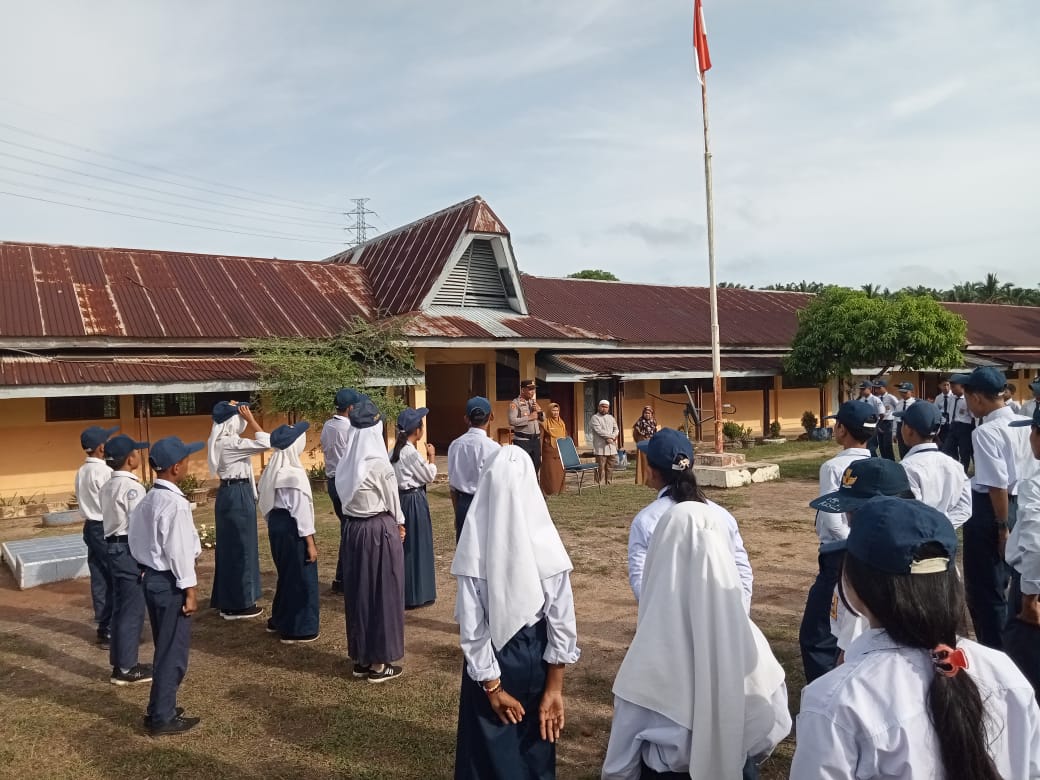 Kapolsek Barteng Pembina Upacara di SMP Negeri 1 Aek Nabara Barumun