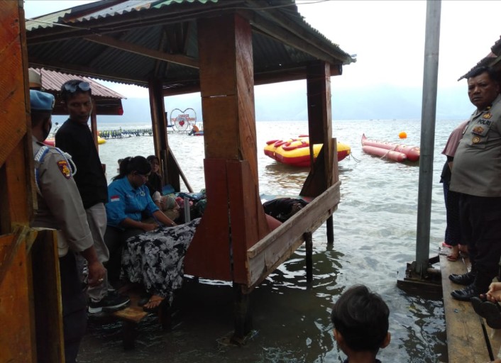 Polres Samosir Bantu Wisatawan yang Sakit di Pantai Pasir Putih Parbaba