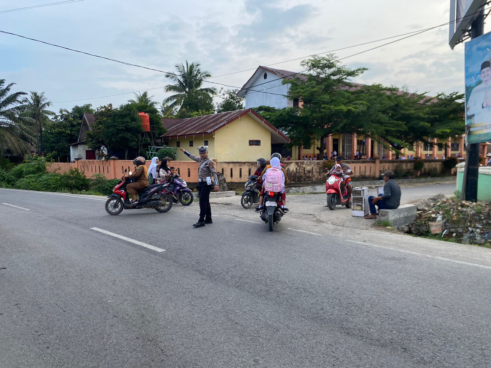 Wujud Pelayanan di Pagi Hari, Personil Polsek Barteng Polres Palas Laksanakan Pengaturan