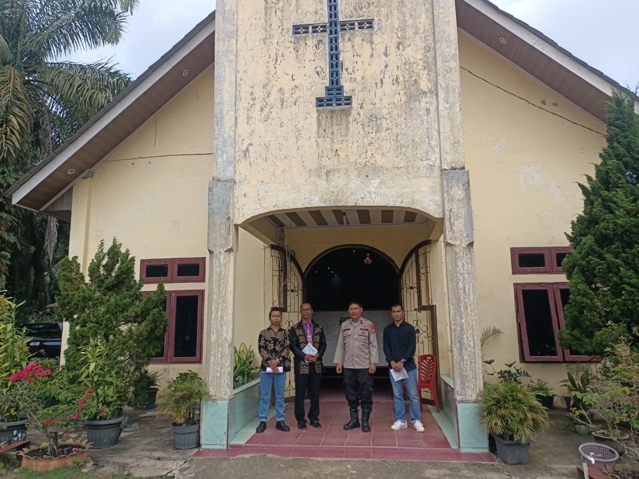 Polsek Sosa Melaksanakan Pengamanan Ibadah Gereja